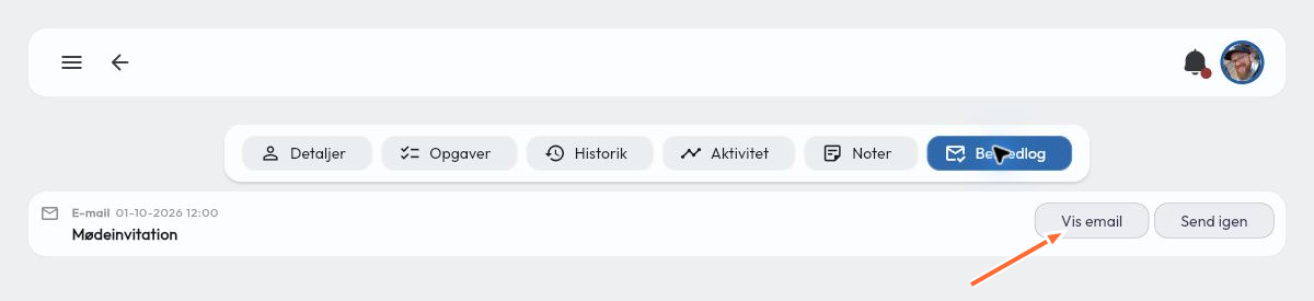 Beskedloggen med en afsendt mødeinvitation og en pil mod Vis email