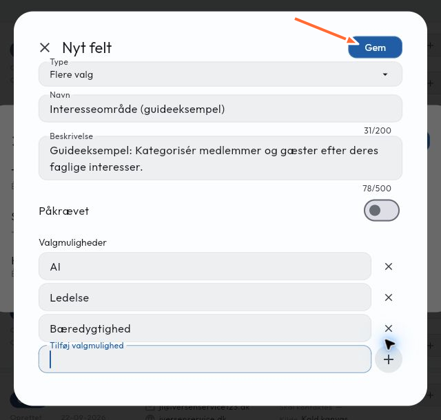 Et nyt valgfrit felt af typen Flere valg med tre interesseområder og en pil mod Gem